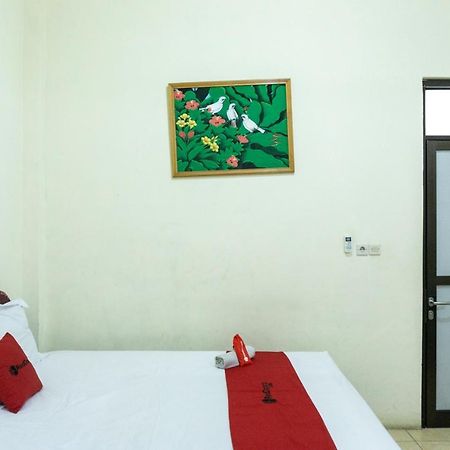 Отель Reddoorz @ Gatot Subroto Энде Экстерьер фото